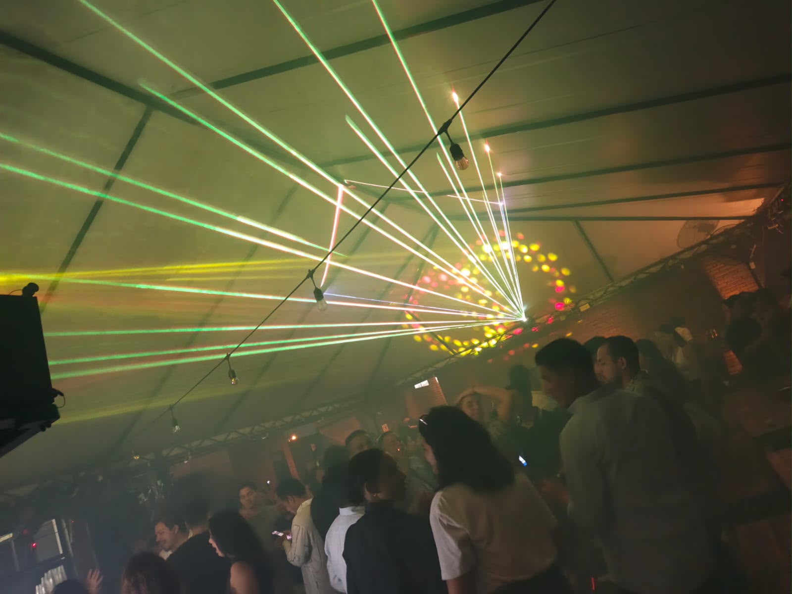 Evento House Ruiz con luces y láseres